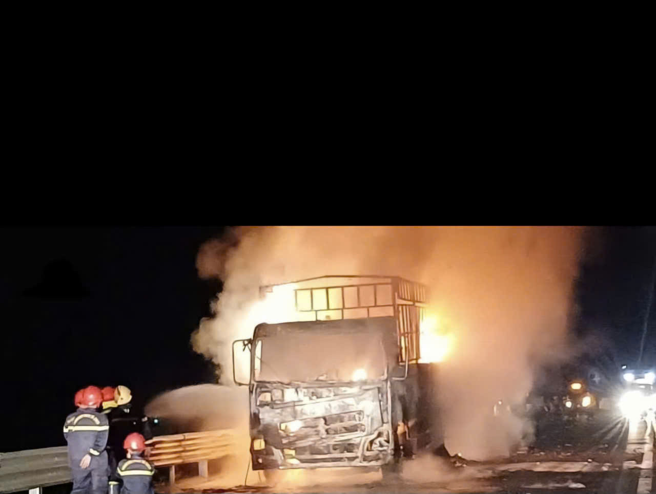 Lực lượng cứu hộ dập lửa vụ cháy xe tải