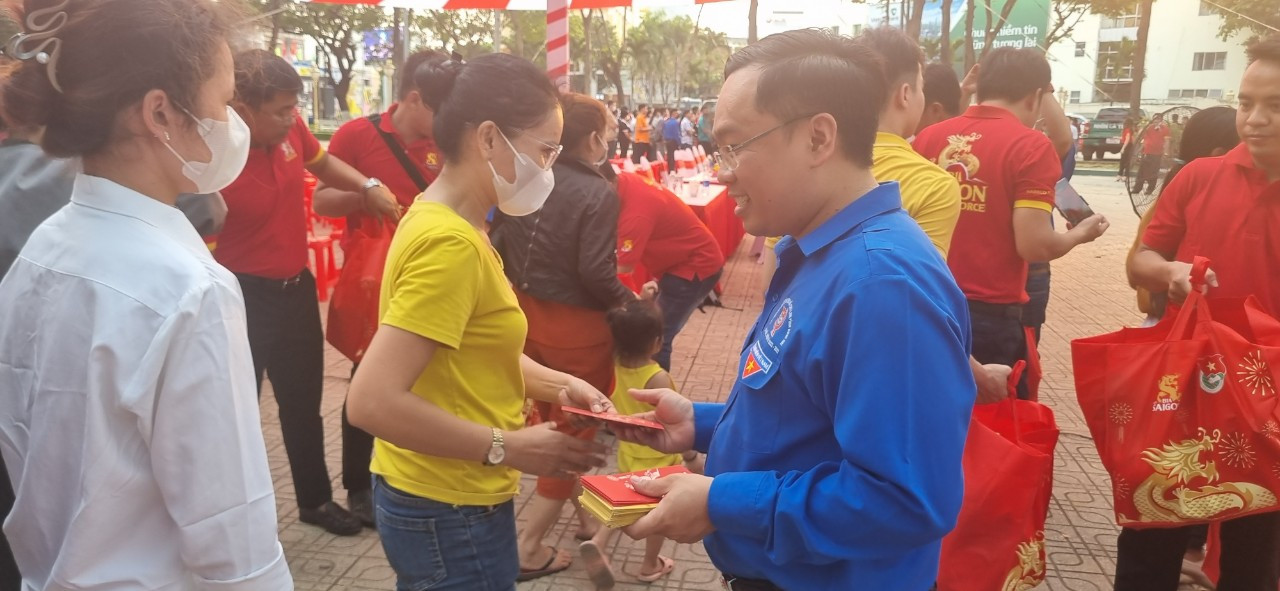 Bí thư Tỉnh Đoàn Đồng Nai Nguyễn Minh Kiên tặng quà cho thanh niên công nhân.