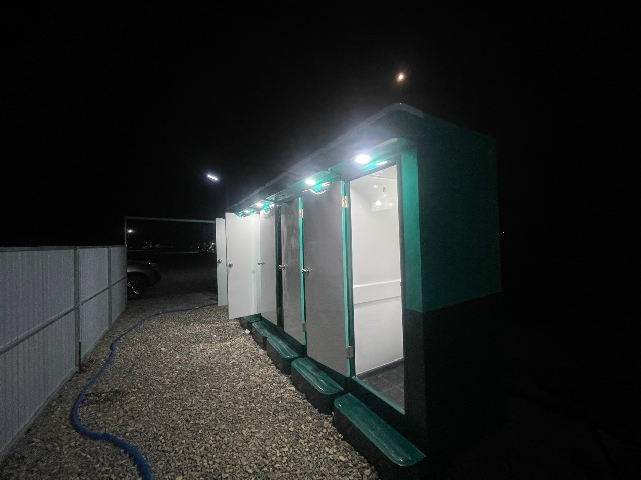 Nhà vệ sinh đầy đủ đèn chiếu sáng