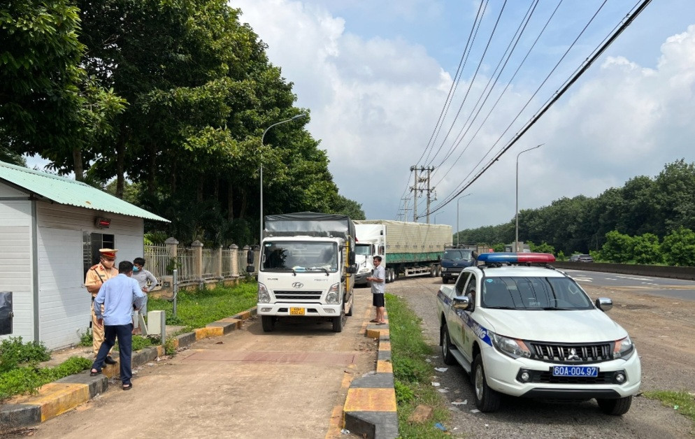 Kiểm tra tải trọng xe tại Trạm CSGT Suối Tre