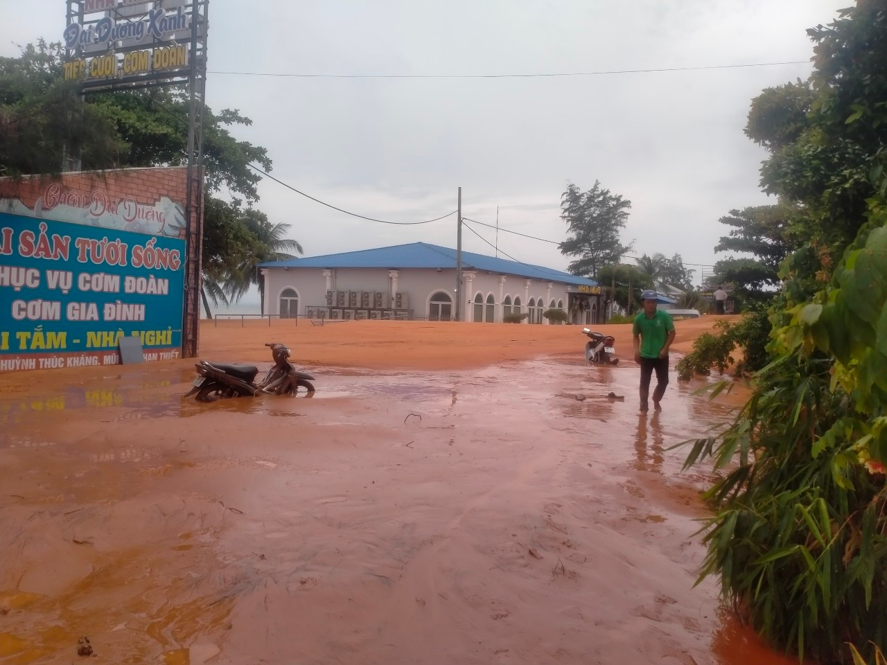Bùn đất tràn ngập lấp một đoạn đường Huỳnh Thúc Kháng, phường Mũi Né