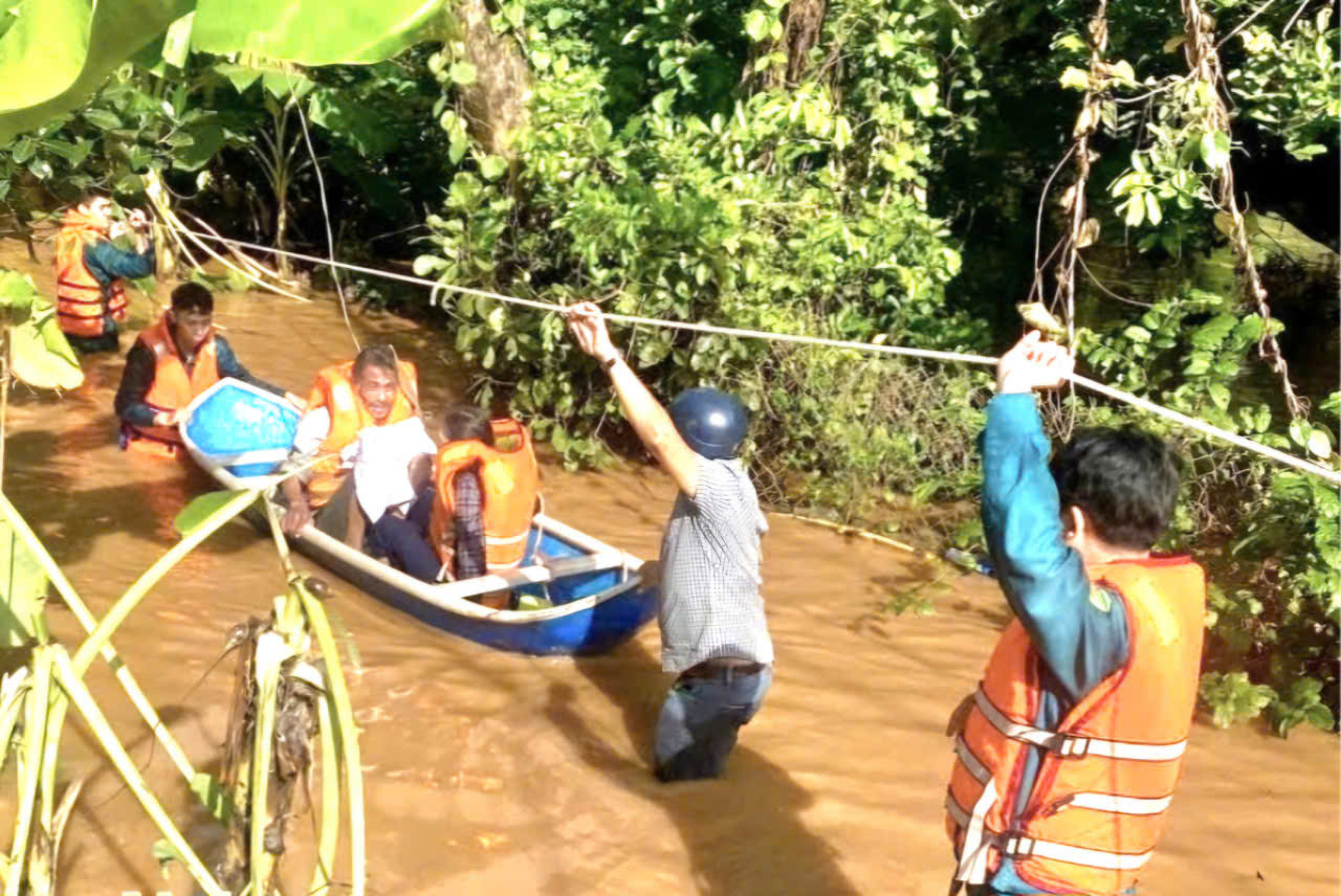 Lực lượng chức năng đưa người dân ra khỏi khu vực nguy hiểm