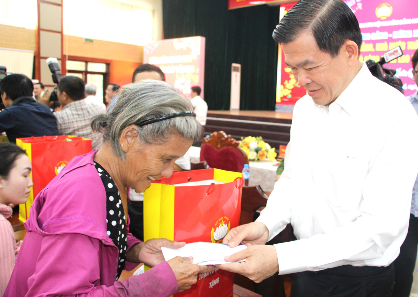 Bí thư Tỉnh ủy Đồng Nai Nguyễn Hồng Lĩnh tặng quà Tết cho người dân