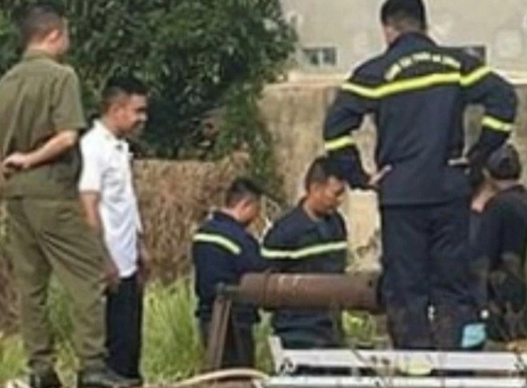 Lực lượng cứu nạn xuống một giếng nước tìm kiếm bé trai mất tích