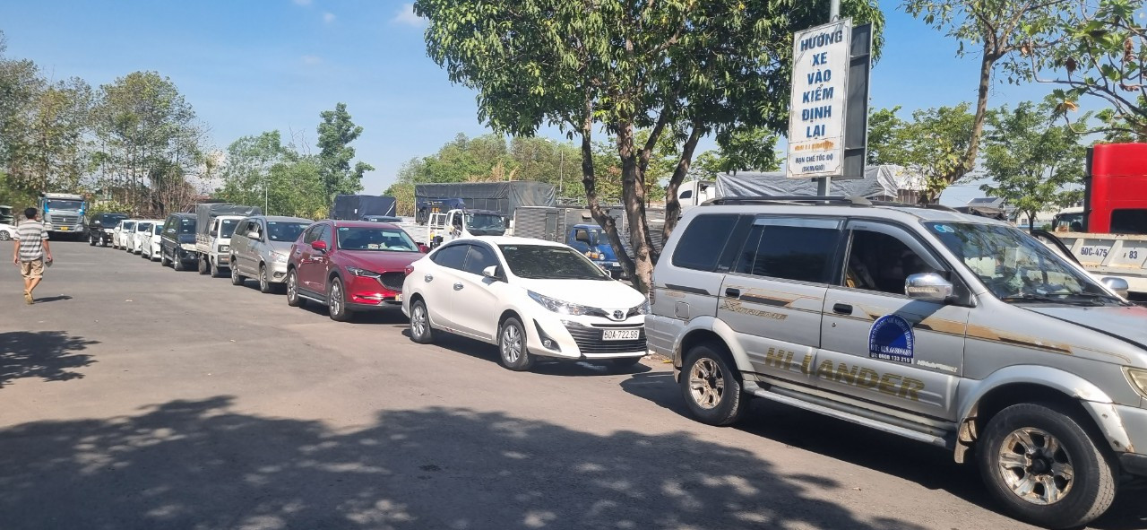 Xe xếp hàng dưới trời nắng nóng chờ đăng kiểm Xe xếp hàng dưới trời nắng nóng chờ đăng kiểm