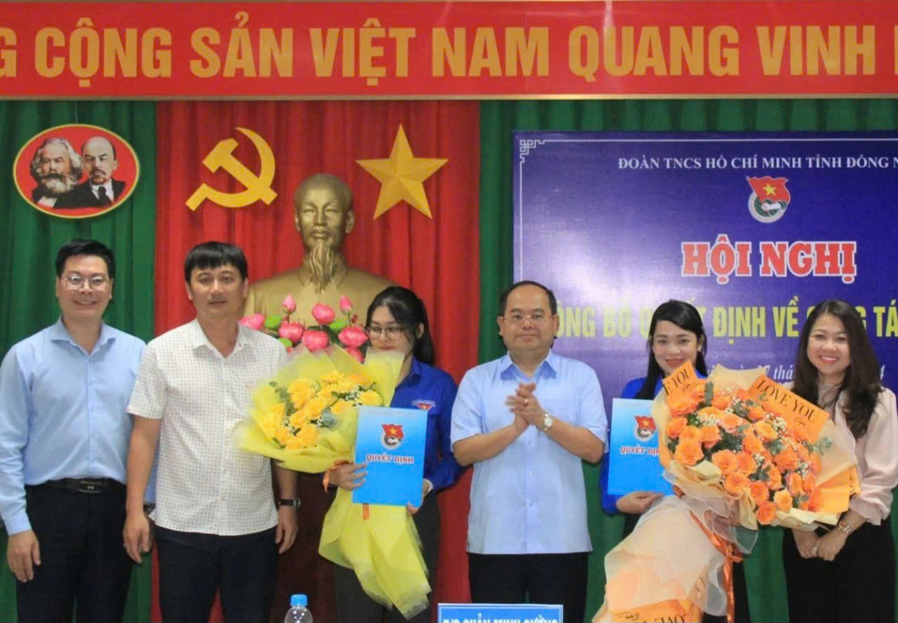 Lãnh đạo Tỉnh ủy và Tỉnh Đoàn Đồng Nai chúc mừng các anh chị nhận quyết định của Ban Bí thư Trung ương Đoàn Lãnh đạo Tỉnh ủy và Tỉnh Đoàn Đồng Nai chúc mừng các anh chị nhận quyết định của Ban Bí thư Trung ương Đoàn