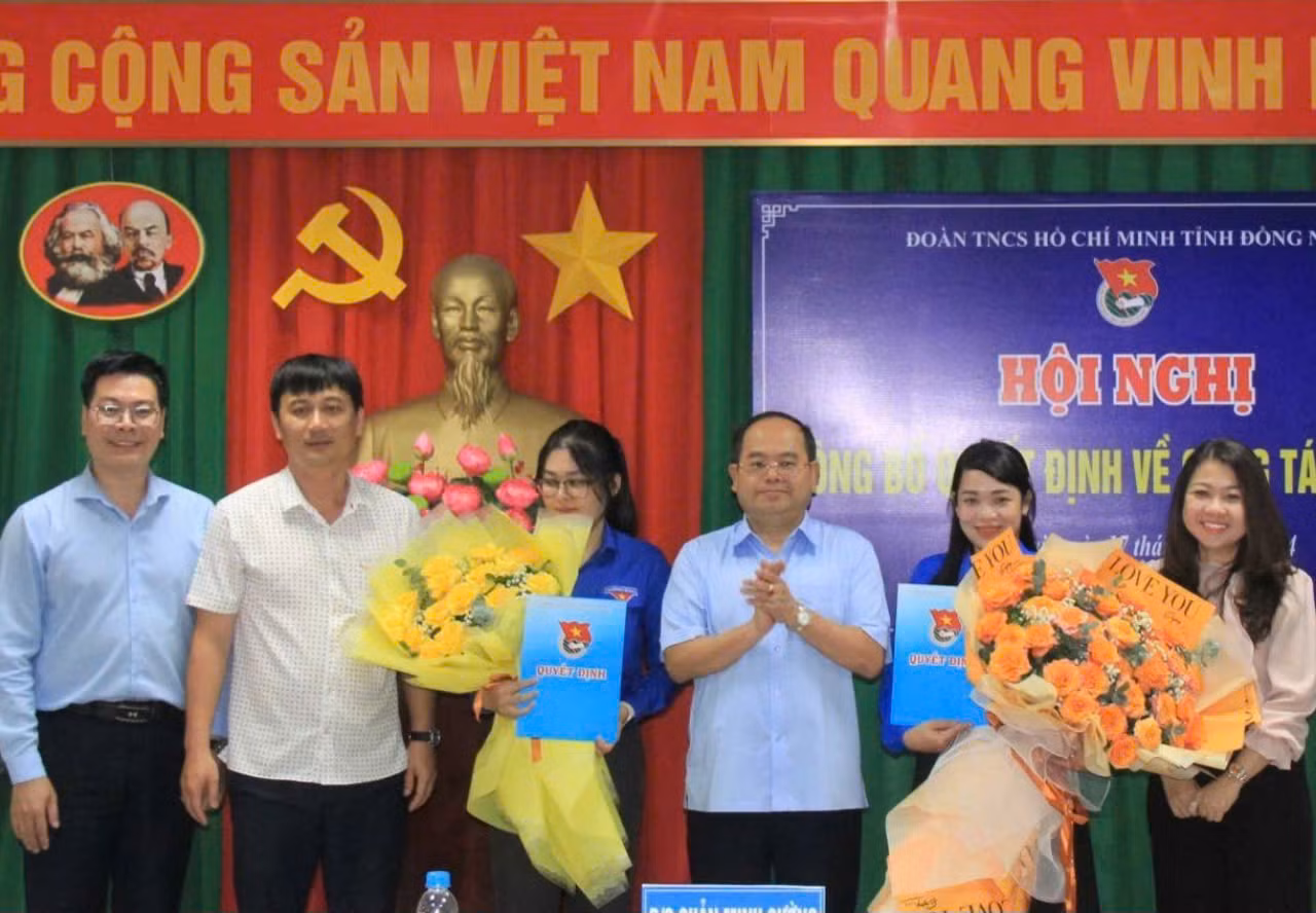 Lãnh đạo Tỉnh ủy và Tỉnh Đoàn Đồng Nai chúc mừng các anh chị nhận quyết định của Ban Bí thư Trung ương Đoàn