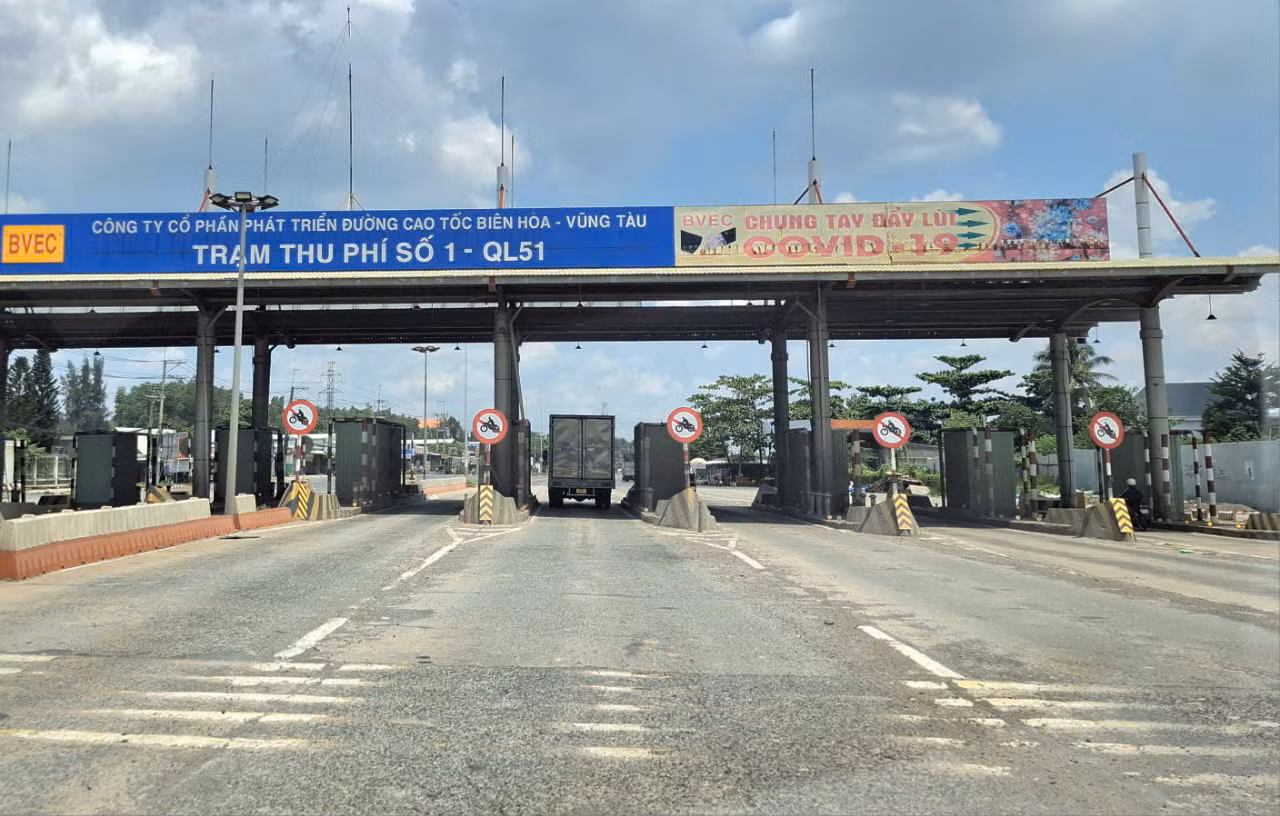Quốc lộ 51 đã ngưng thu phí từ hơn 2 năm, do không được duy tu thường xuyên nên đã xuống cấp, hư hỏng nặng Quốc lộ 51 đã ngưng thu phí từ hơn 2 năm, do không được duy tu thường xuyên nên đã xuống cấp, hư hỏng nặng