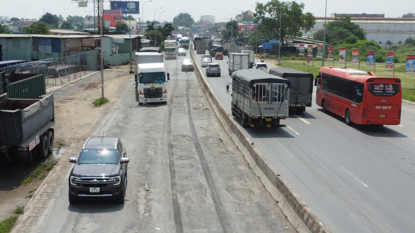 Một đoạn đường dài quốc lộ 51 qua phường Phước Tân (TP Biên Hòa) chi chít &quot;ổ voi&quot;