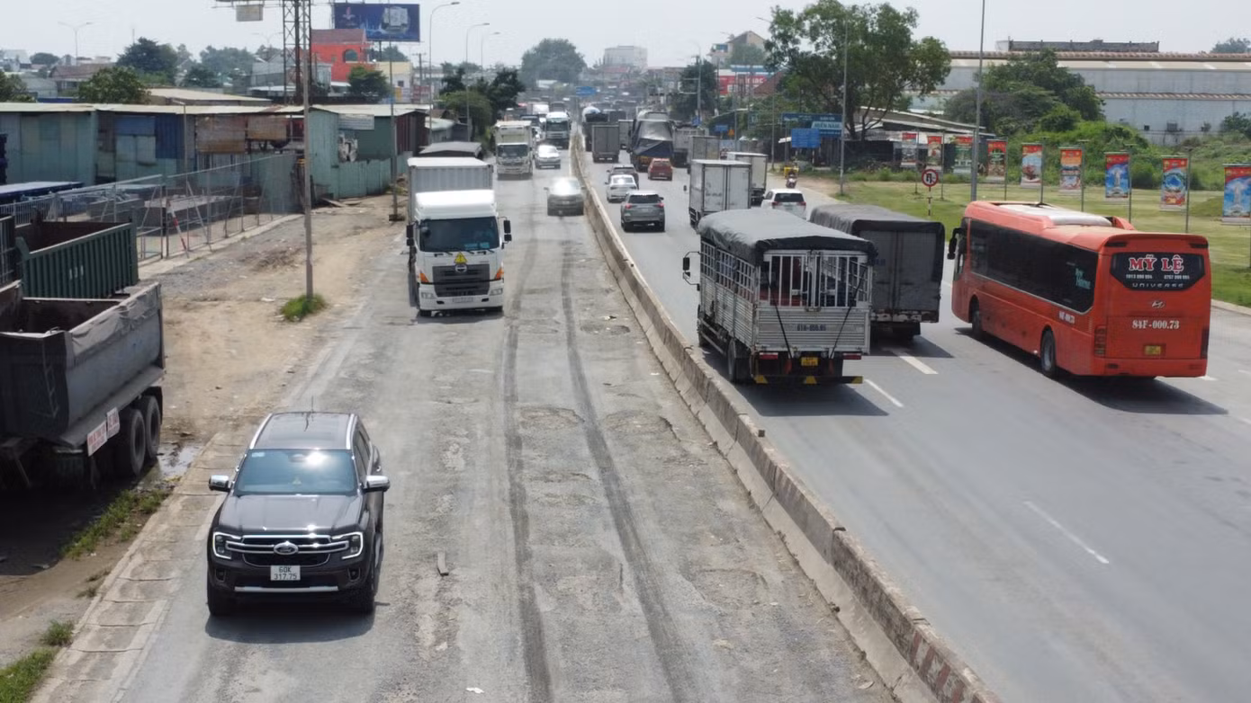 Một đoạn đường dài quốc lộ 51 qua phường Phước Tân (TP Biên Hòa) chi chít "ổ voi" Một đoạn đường dài quốc lộ 51 qua phường Phước Tân (TP Biên Hòa) chi chít "ổ voi"
