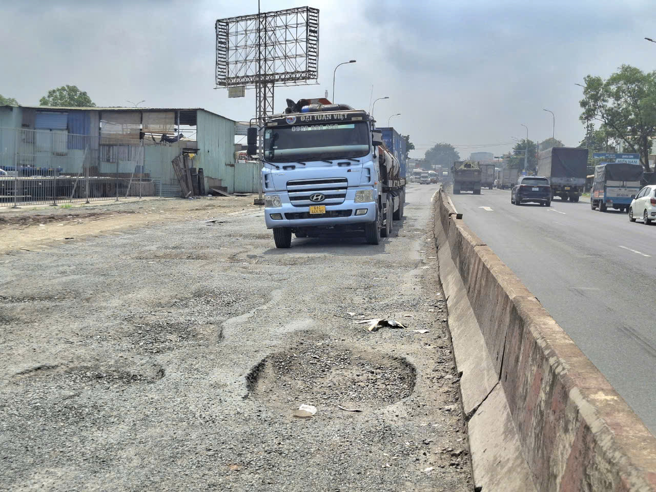 Những &quot;ổ voi&quot; xuất hiện dày đặc trên mặt đường