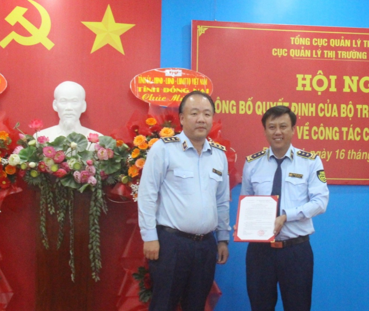 Ông Nguyễn Văn Phúc (bên phải) nhận quyết định bổ nhiệm Ông Nguyễn Văn Phúc (bên phải) nhận quyết định bổ nhiệm