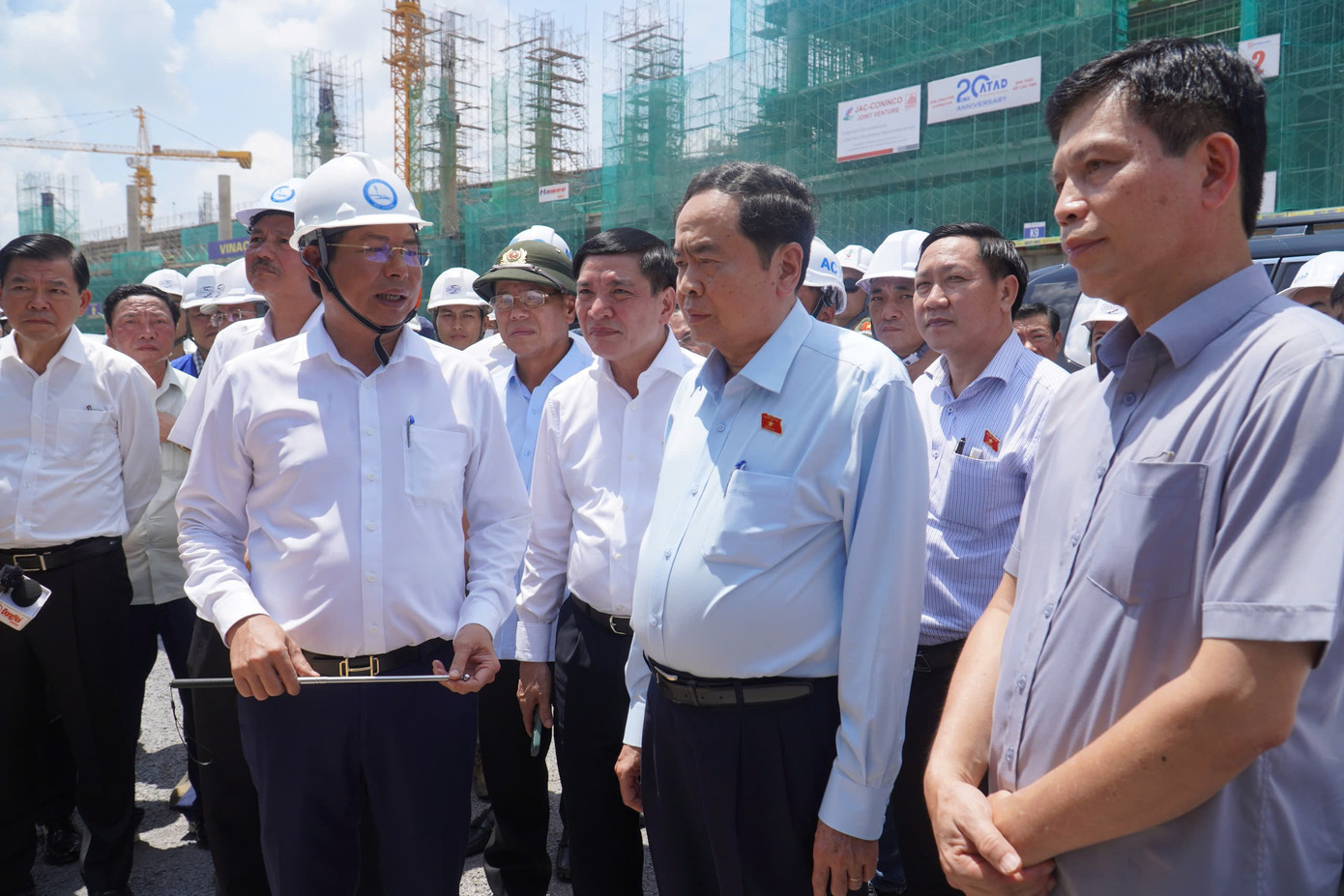 Chủ tịch Quốc hội Trần Thanh Mẫn kiểm tra công trường Cảng HKQT Long Thành. Chủ tịch Quốc hội Trần Thanh Mẫn kiểm tra công trường Cảng HKQT Long Thành.