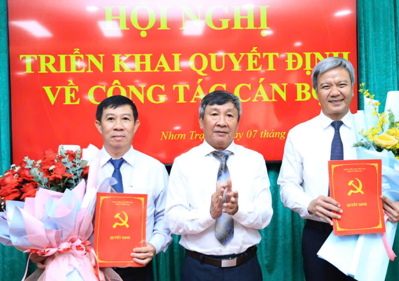 Phó Bí thư Thường trực Tỉnh ủy Đồng Nai Hồ Thanh Sơn trao quyết định điều động, bổ nhiệm Bí thư Huyện ủy Nhơn Trạch và Vĩnh Cửu Phó Bí thư Thường trực Tỉnh ủy Đồng Nai Hồ Thanh Sơn trao quyết định điều động, bổ nhiệm Bí thư Huyện ủy Nhơn Trạch và Vĩnh Cửu