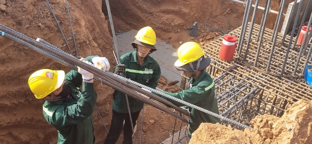 Các công nhân cho hay nhiều tháng bám công trường làm việc đã quen với cường độ làm việc cũng như thời tiết. Ban ngày trời nóng bức, nhưng bù lại làm việc vào ban đêm mát mẻ hơn.