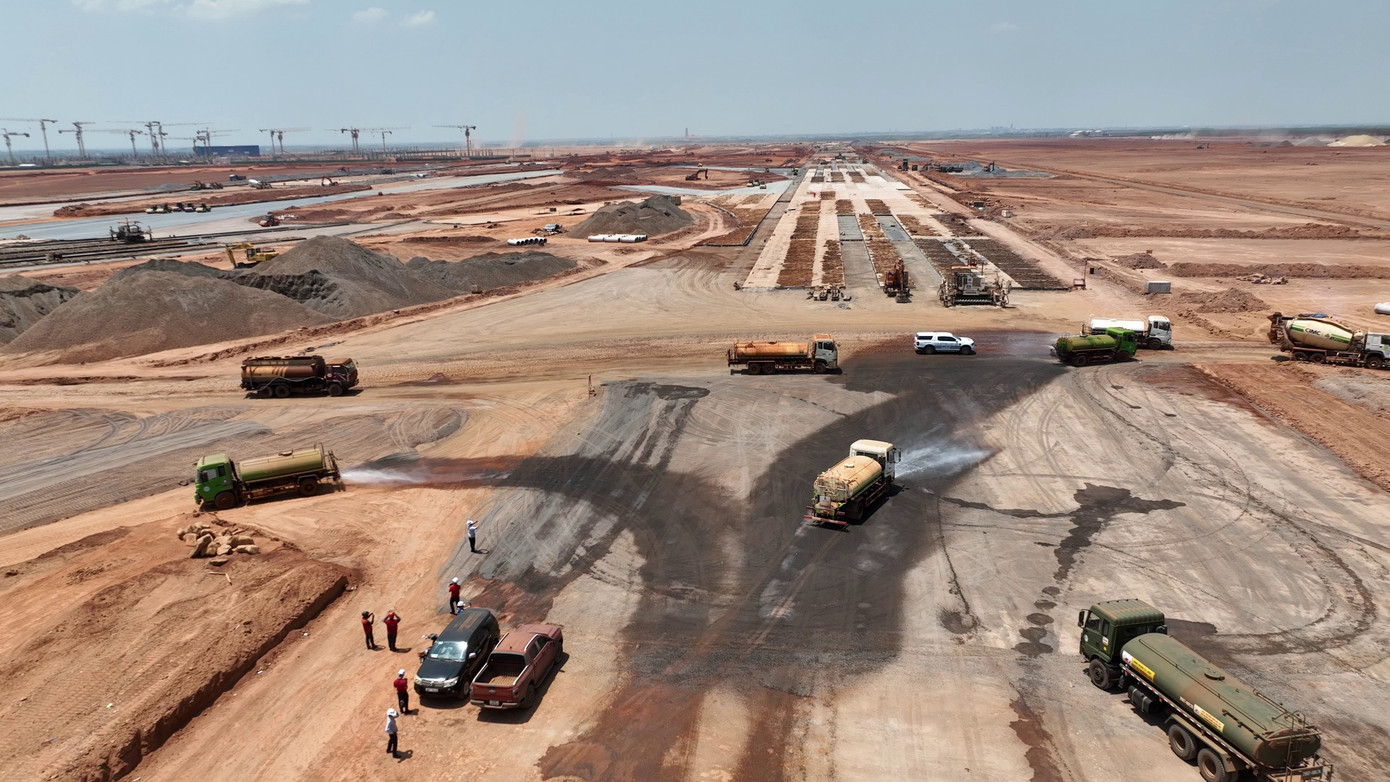 Các nhà thầu liên tục tưới nước trên công trường.