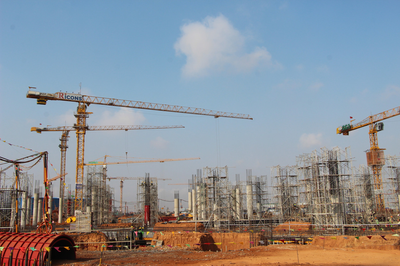 Công trình nhà ga hành khách đang được đẩy nhanh tiến độ thi công. Công trình nhà ga hành khách đang được đẩy nhanh tiến độ thi công.