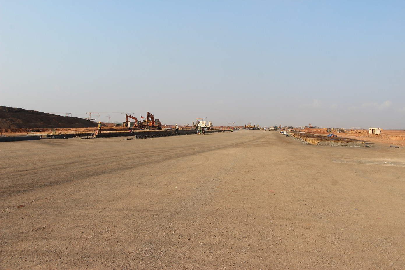 Đường cất hạ cánh dự kiến hoàn thành trước ngày 30/4/2025. Đường cất hạ cánh dự kiến hoàn thành trước ngày 30/4/2025.