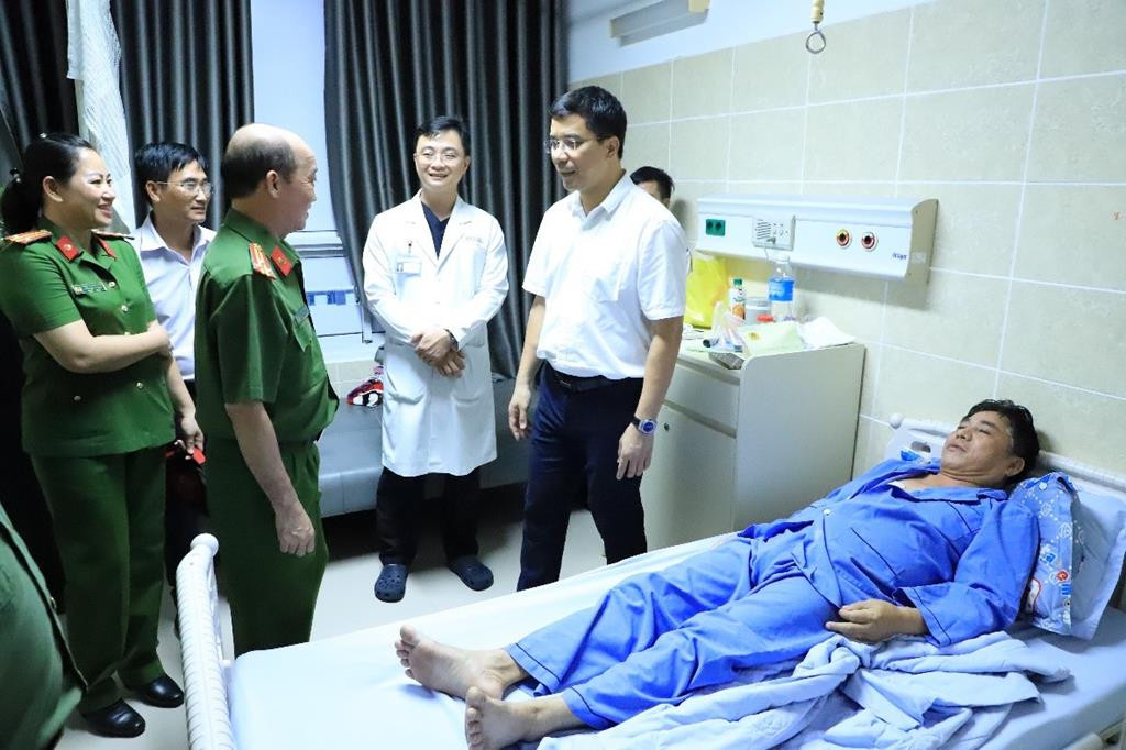 Giám đốc Công an Đồng Nai và lãnh đạo Công an TP Biên Hòa đến thăm, động viên ông Hải đang điều trị tại bệnh viện Giám đốc Công an Đồng Nai và lãnh đạo Công an TP Biên Hòa đến thăm, động viên ông Hải đang điều trị tại bệnh viện