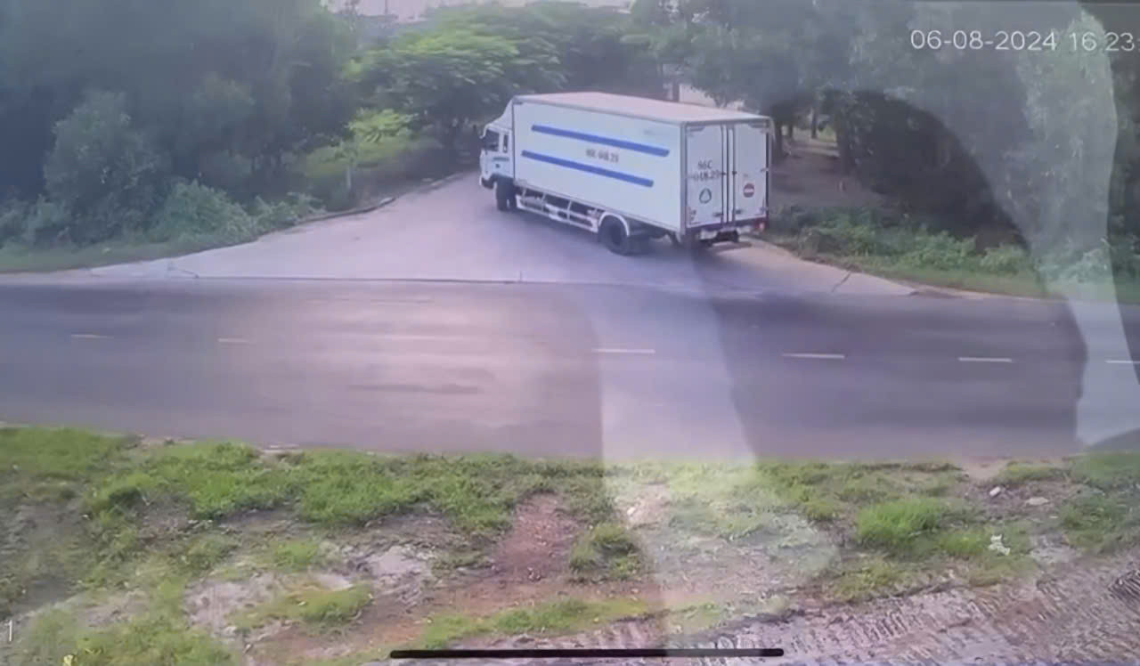 Xe tải chở cá nguyên liệu vào nhà máy sản xuất bột cá.