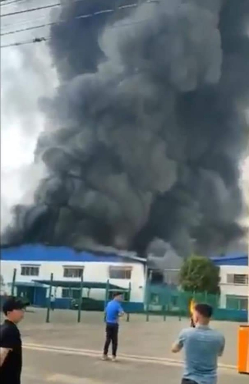 Cột khói đen cao cả trăm mét bao trùm nhà xưởng Cột khói đen cao cả trăm mét bao trùm nhà xưởng