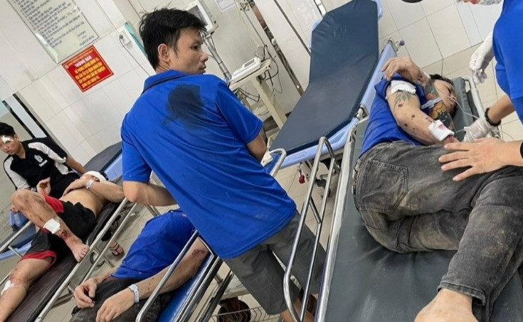 Công nhân bị thương đang được cấp cứu