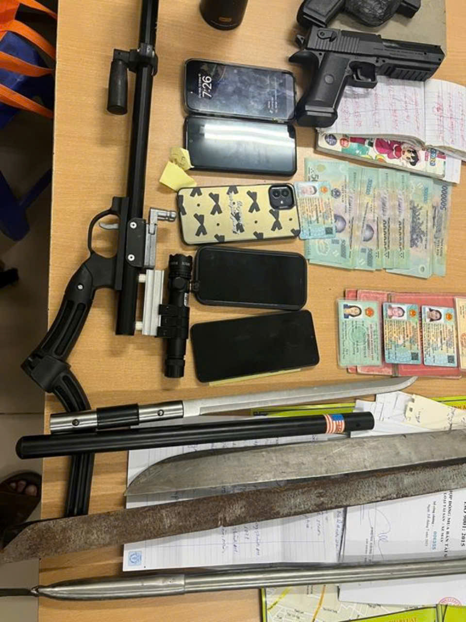 Tang vật cơ quan điều tra thu giữ tại nhà đối tượng Tang vật cơ quan điều tra thu giữ tại nhà đối tượng