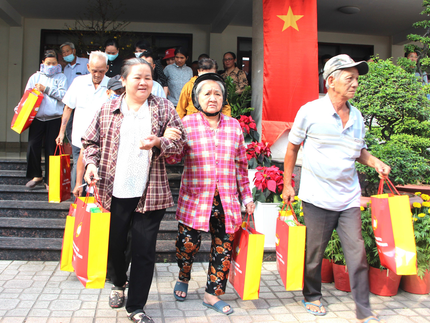 Người dân nhận quà Tết