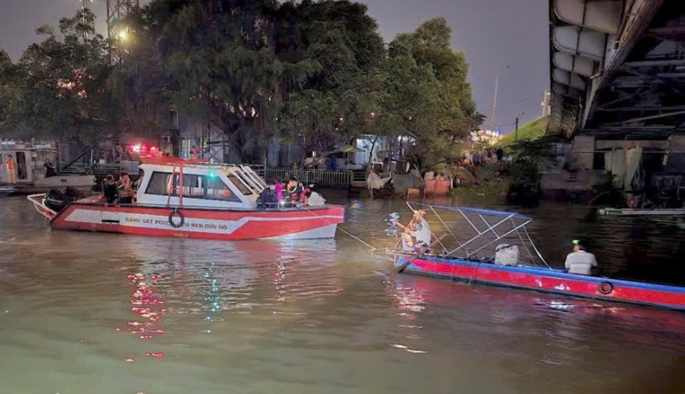 Lực lượng cứu nạn đang tổ chức tìm kiếm nạn nhân.