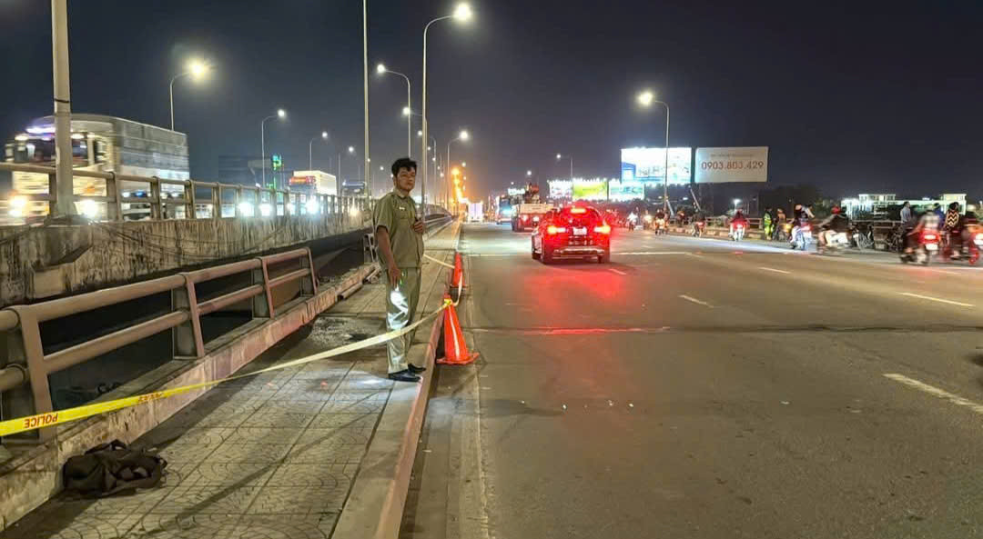 Lực lượng chức năng phong tỏa đoạn lan can cầu bị tông sập.