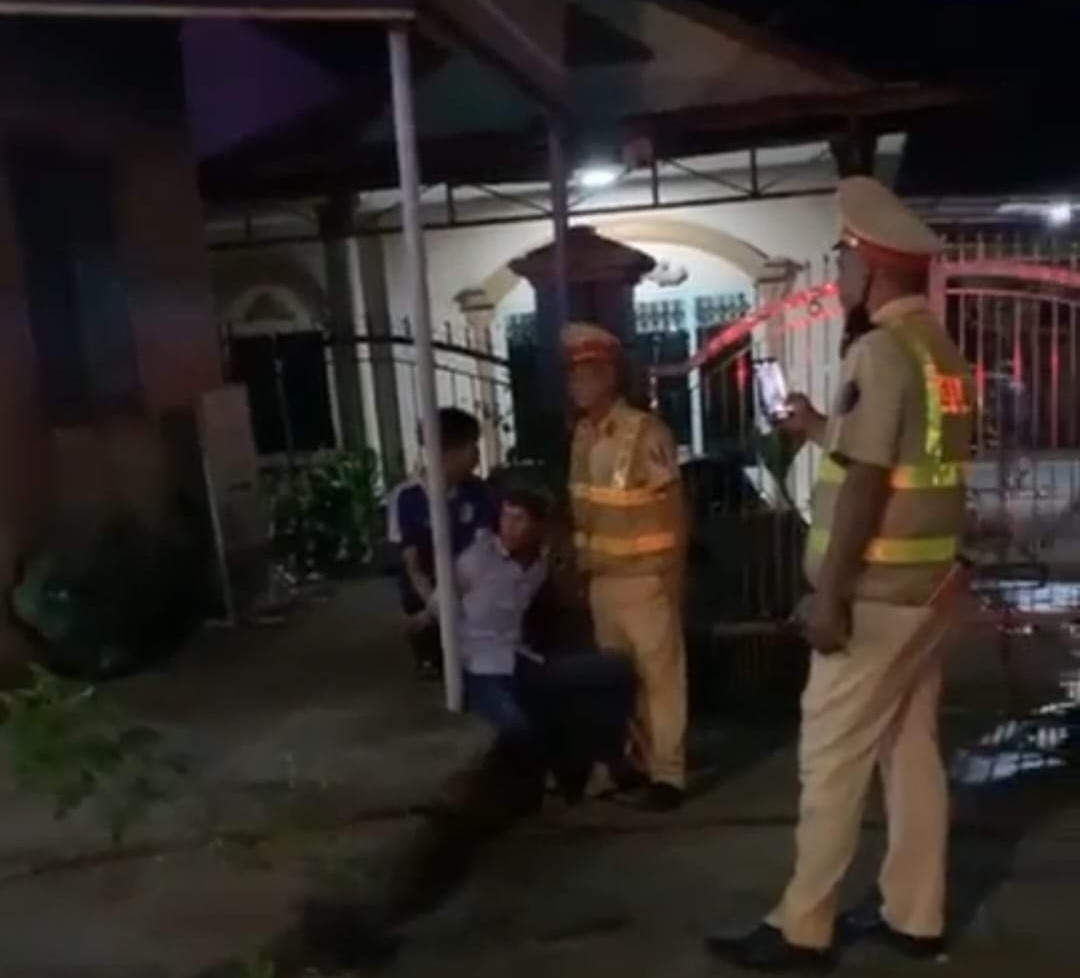 Đối tượng Lê Văn Thắng bị khống chế sau khi đốt xe