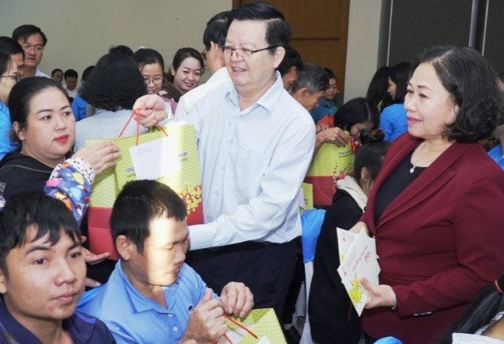 Lãnh đạo tỉnh BRVT tặng quà cho người dân.