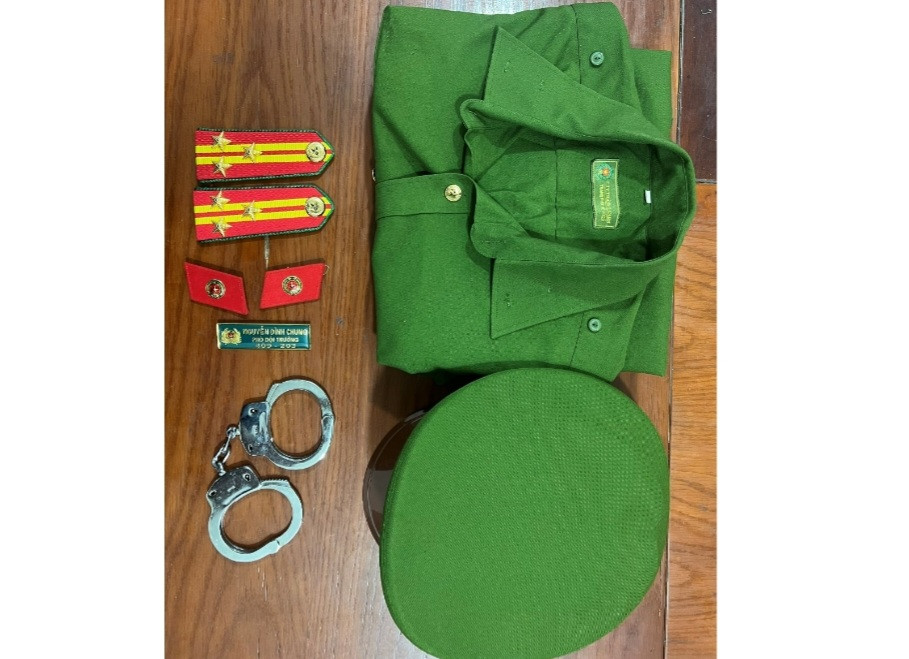 Trang phục và các vật dụng đối tượng Quang mua để giả danh công an