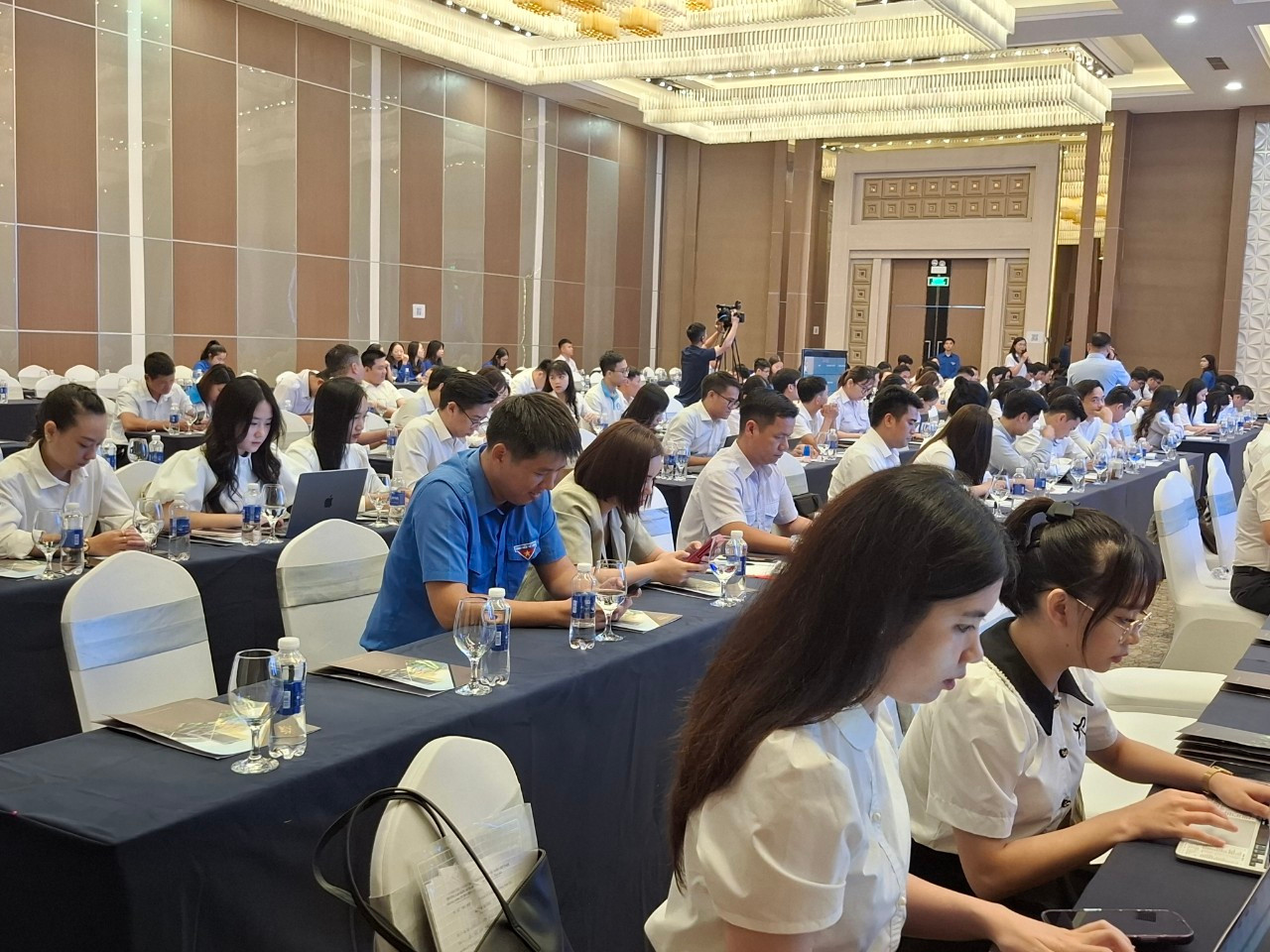 Các đại biểu tham gia hội nghị