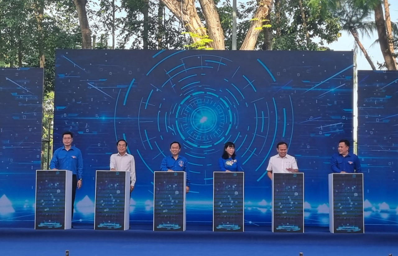 Các đại biểu thực hiện nghi thức khởi động