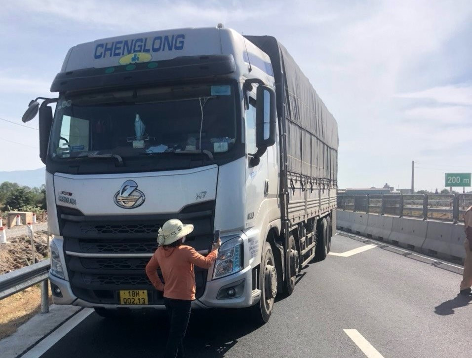 Xe tải do tài xế Trí đỗ chắn hết mặt đường cao tốc