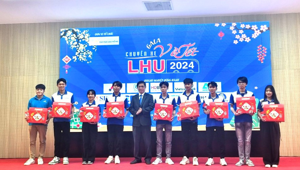 Hiệu trưởng Đại học Lạc Hồng Lâm Thành Hiển tặng quà Tết cho sinh viên.