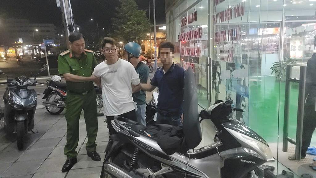 Công an bắt giữ đối tượng cướp điện thoại di động