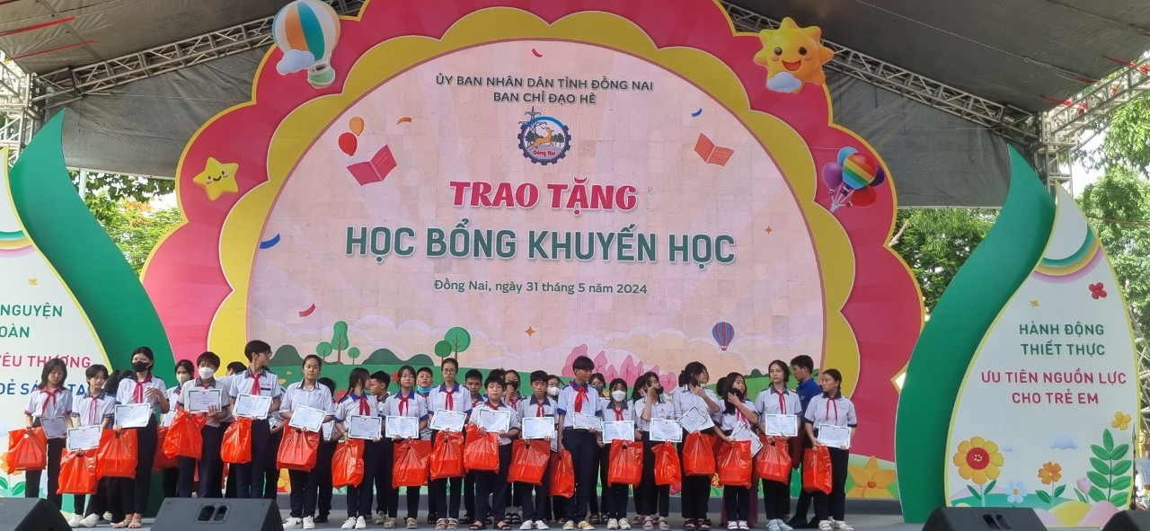 Các em học sinh nhận học bổng