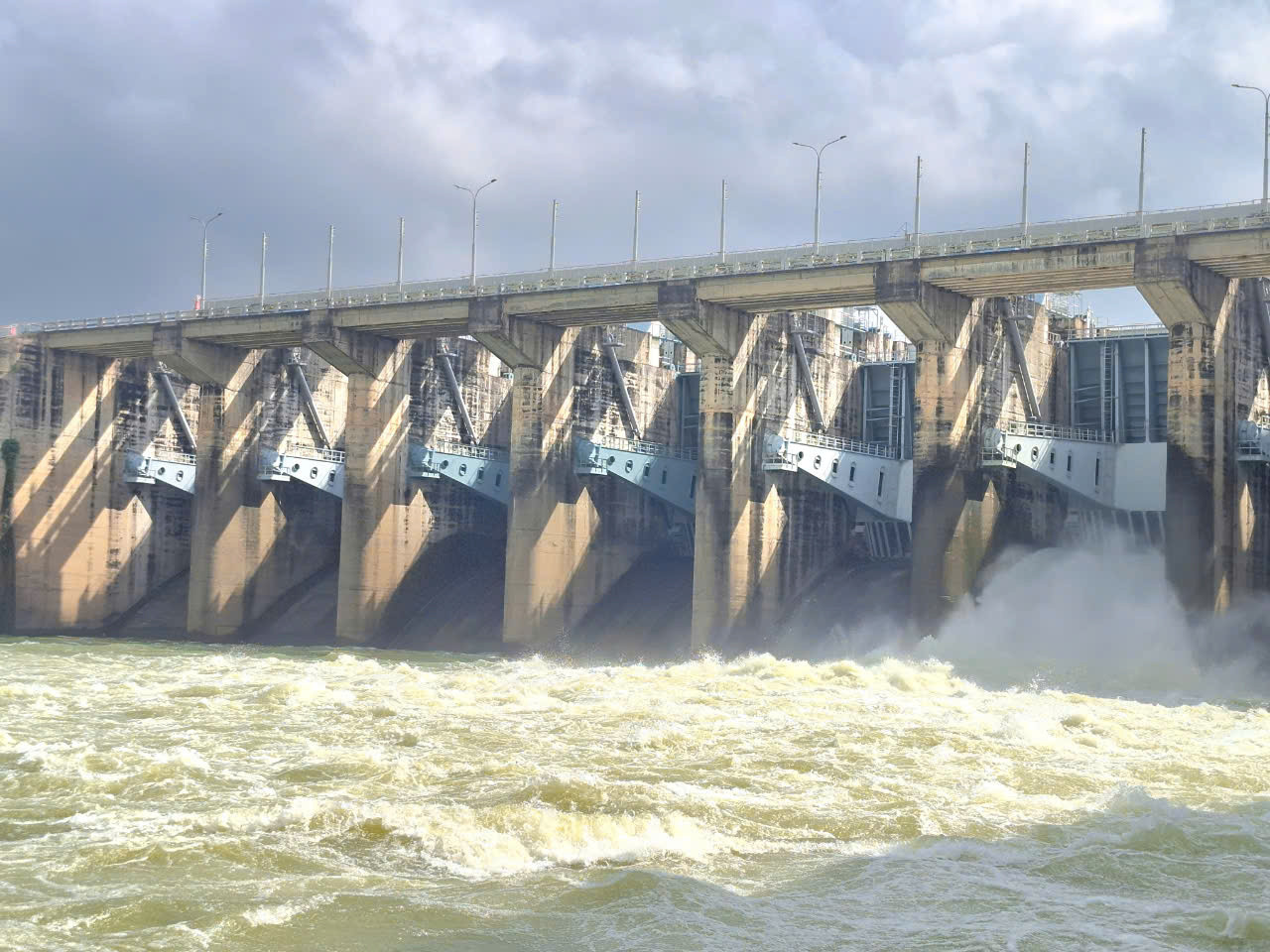 Thủy điện Trị An trước giờ đóng đập ngưng xả tràn