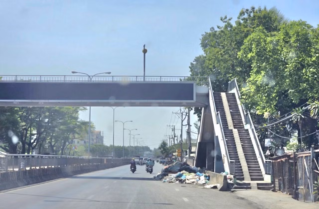 Đoạn đường Nguyễn Ái Quốc trước Công ty Pouchen có cầu vượt cho người đi bộ, nhưng nhiều người không sử dụng cầu vượt mà bất chấp nguy hiểm leo dải phân cách cứng để sang đường Đoạn đường Nguyễn Ái Quốc trước Công ty Pouchen có cầu vượt cho người đi bộ, nhưng nhiều người không sử dụng cầu vượt mà bất chấp nguy hiểm leo dải phân cách cứng để sang đường