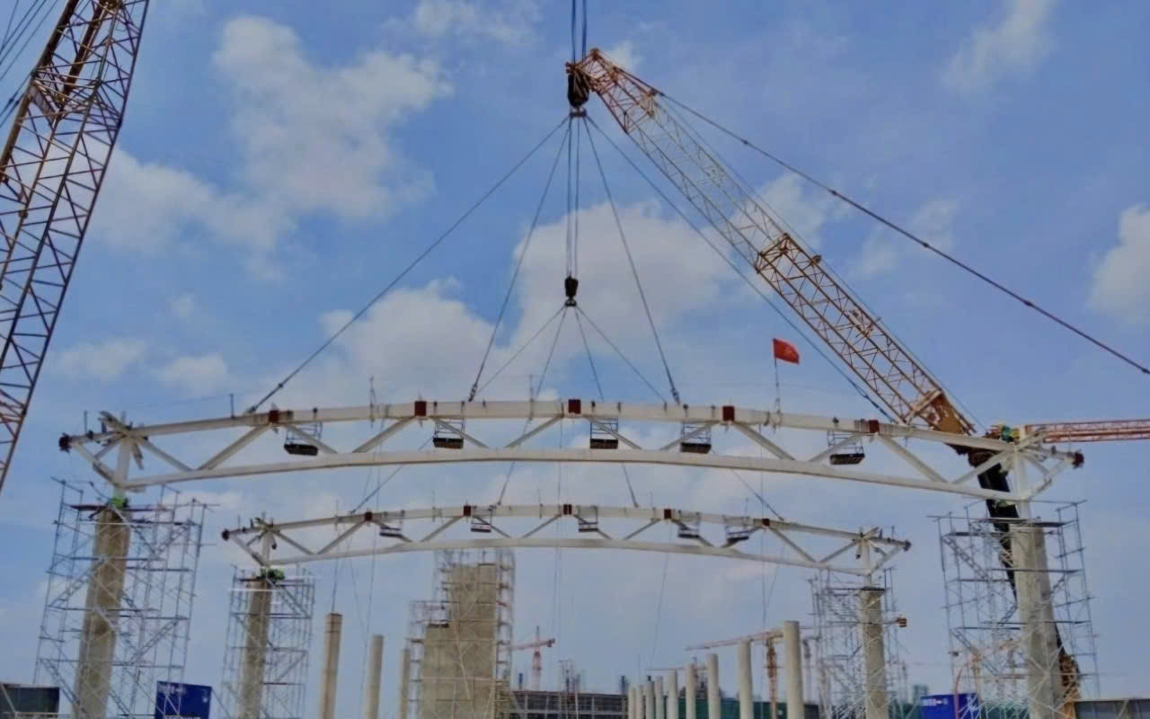 Ước tính, tổng khối lượng các kết cấu thép để lắp dựng khung mái nhà ga hành khách Cảng HKQT Long Thành giai đoạn 1 lên đến khoảng 32.000 tấn. Phần mái thân chính sẽ lắp dựng từ tháng 9/2024.