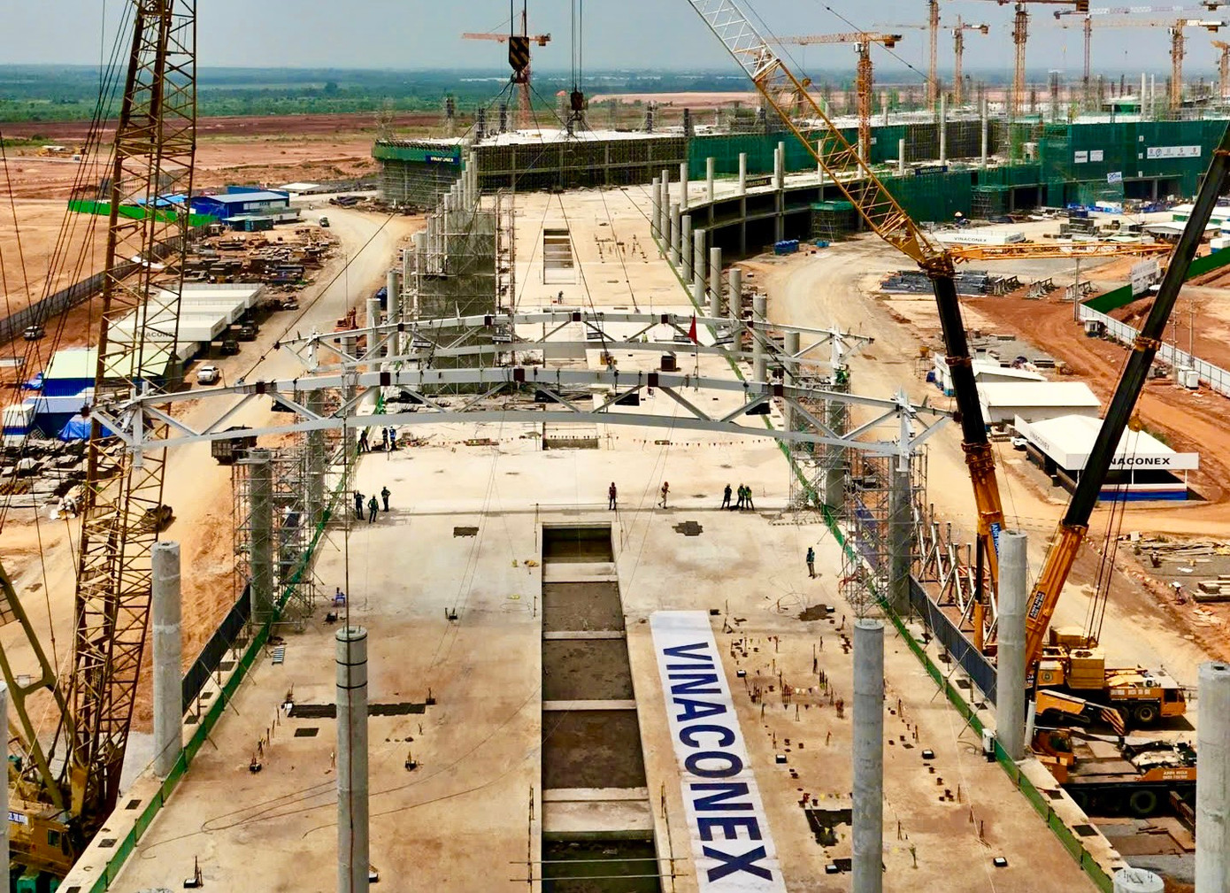 Để phục vụ lắp dựng khung thép mái nhà ga hành khách, các nhà thầu đã huy động nhiều máy móc chuyên dụng đến công trường.