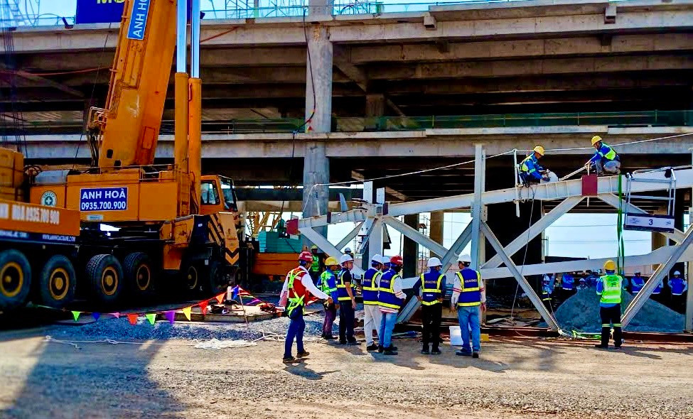 Các công nhân đang tiến hành lắp dựng kết cấu thép "khủng"