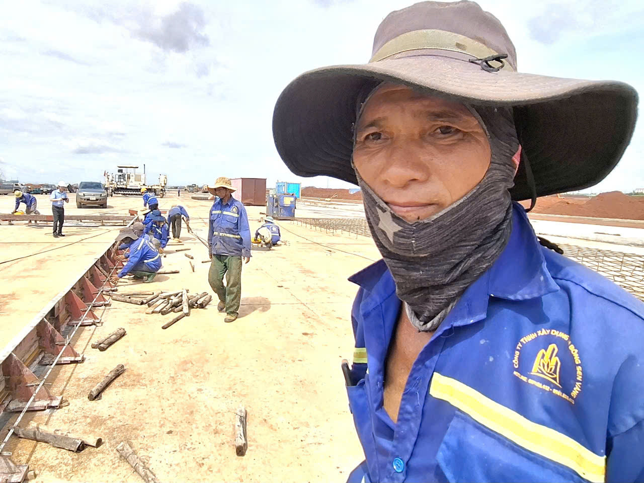 Ông Nguyễn Văn Sơn (quê ở Nghệ An) cho biết đã gắn bó với công trình xây dựng đường băng từ ngày đầu khởi công, trong các dịp lễ, tết đều ở lại công trường làm việc. Ông Nguyễn Văn Sơn (quê ở Nghệ An) cho biết đã gắn bó với công trình xây dựng đường băng từ ngày đầu khởi công, trong các dịp lễ, tết đều ở lại công trường làm việc.