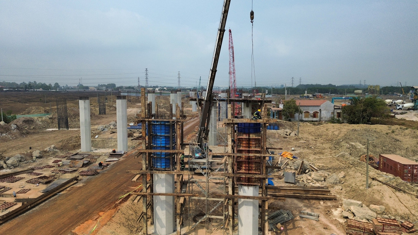 Thi công trụ cầu vượt nút giao giữa đường giao thông kết nối T1 với cao tốc Biên Hòa - Vũng Tàu.