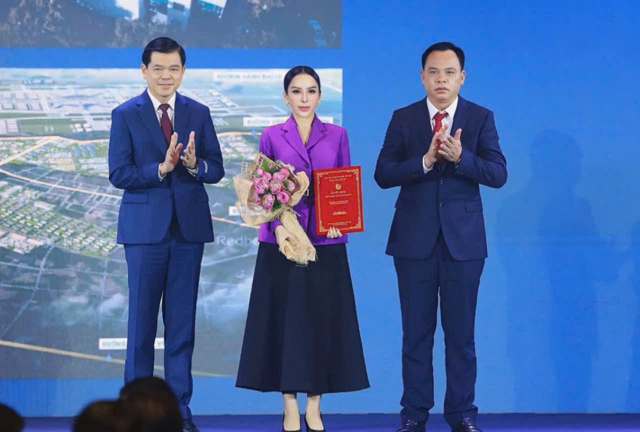 Lãnh đạo tỉnh Đồng Nai trao giấy phép đầu tư cho đại diện Công ty cổ phần KCN Tân Hiệp, chủ đầu tư Dự án KCN Bàu Cạn - Tân Hiệp. Lãnh đạo tỉnh Đồng Nai trao giấy phép đầu tư cho đại diện Công ty cổ phần KCN Tân Hiệp, chủ đầu tư Dự án KCN Bàu Cạn - Tân Hiệp.