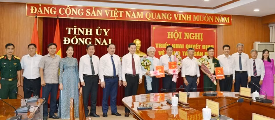 Các cán bộ nhận quyết định