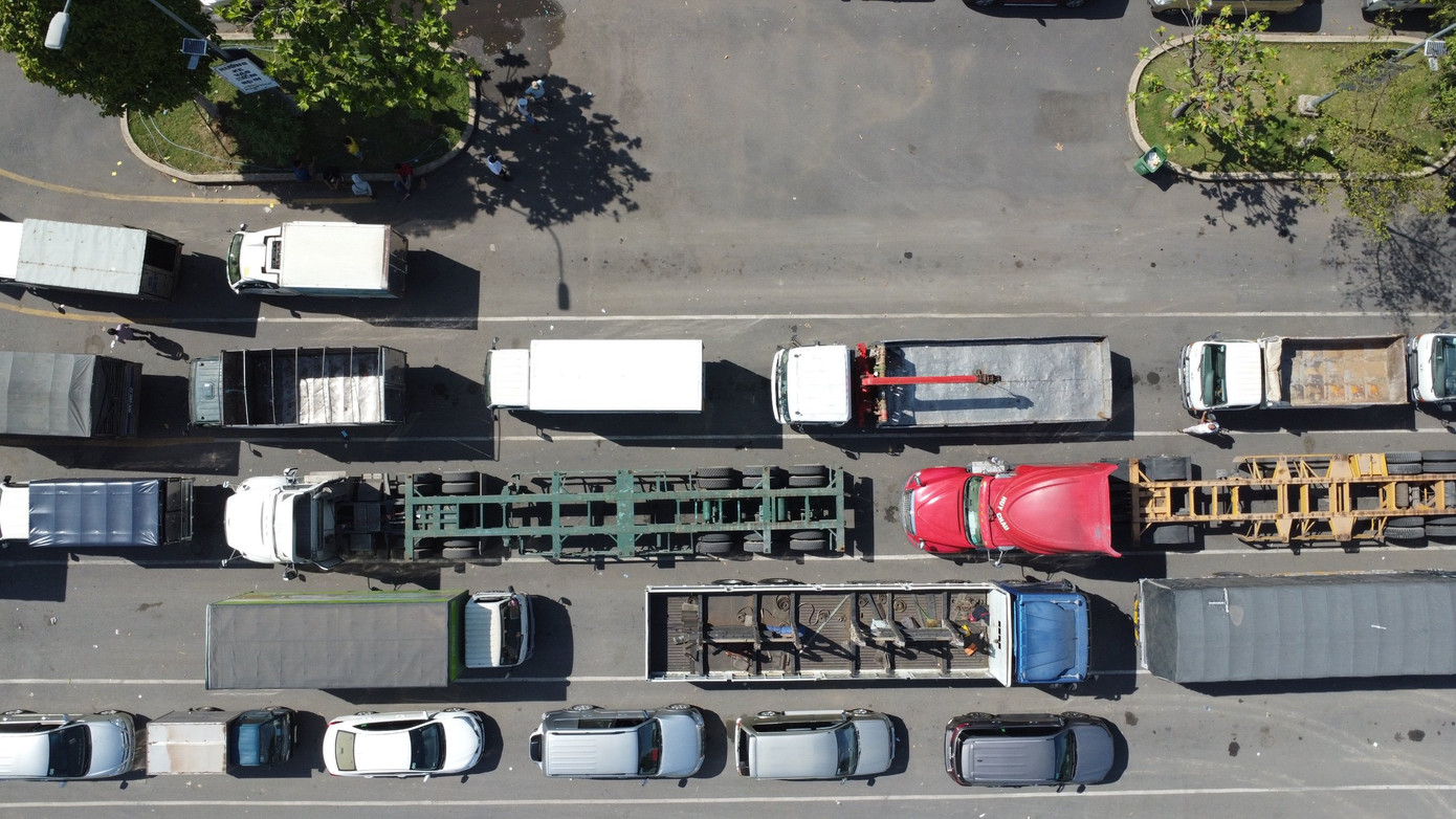 Dày đặc xe xếp hàng chờ đến lượt đăng kiểm Dày đặc xe xếp hàng chờ đến lượt đăng kiểm