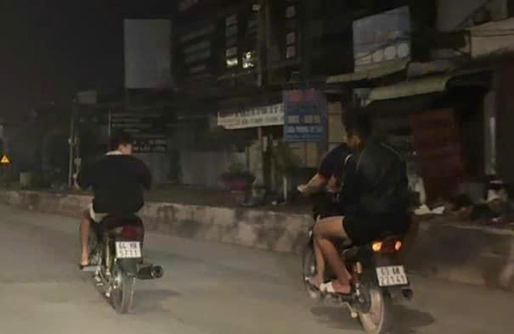 Hình ảnh các đối tượng điều khiển bốc đầu xe máy